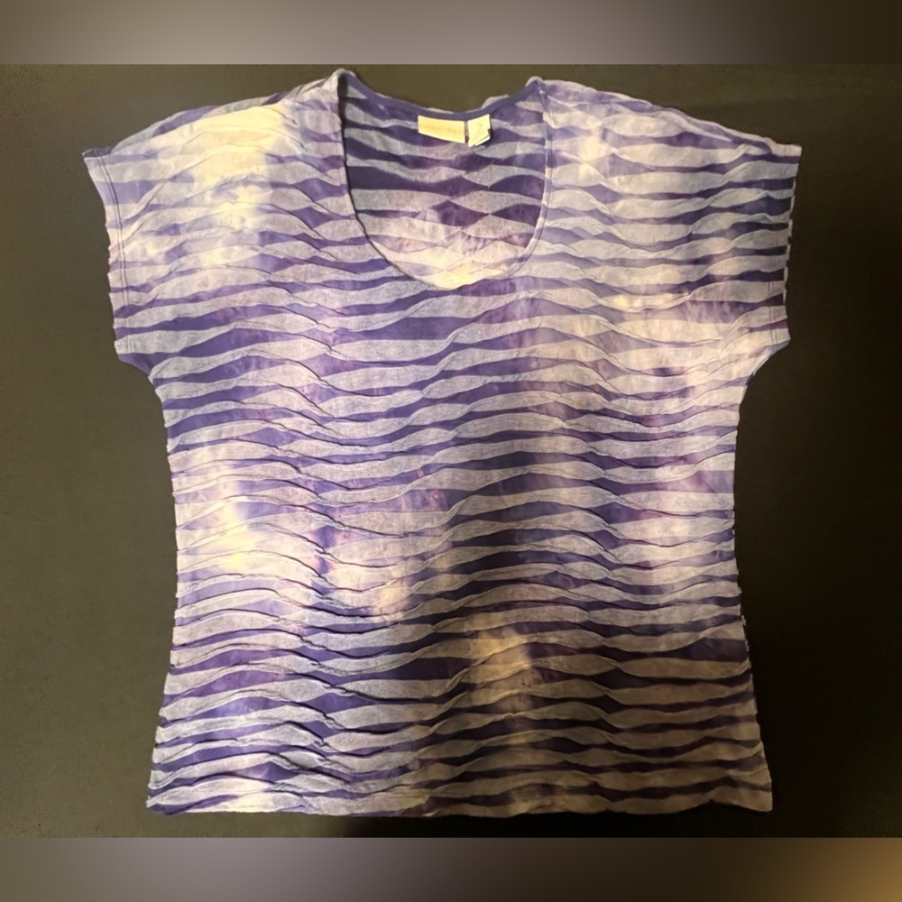 CHICO’s SIZE 2 PURPLE & SHADES OF LAVENDER HORIZONTAL RUFFLE TEXTURED TOP